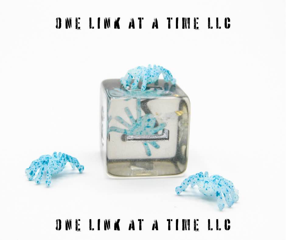 [BLUE SPLATTER-WHITE SPIDER] RESIN DICE SET