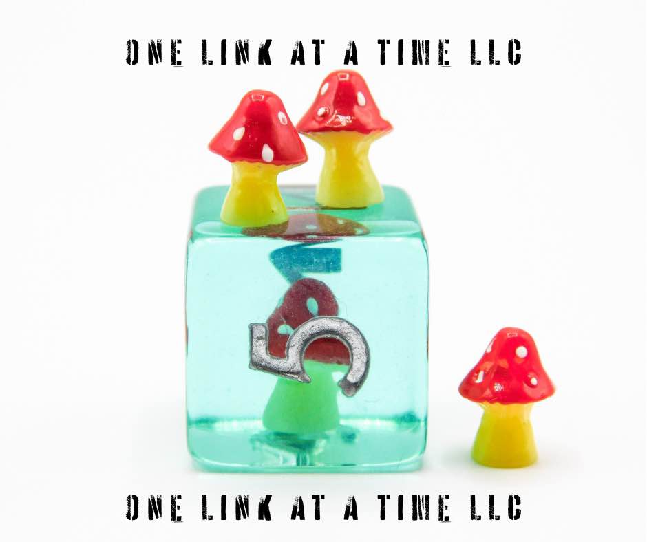 [RED MUSHROOMS] RESIN DICE SET